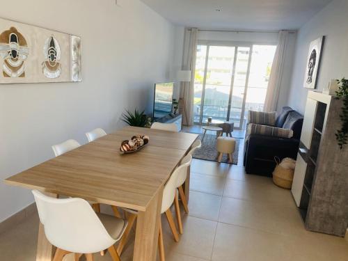 Televízia a/alebo spoločenská miestnosť v ubytovaní Apartamento playa y club náutico a 150m