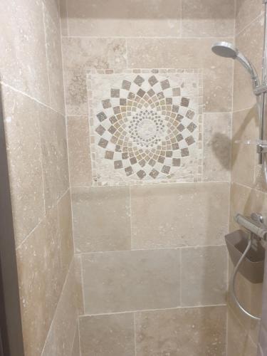 La salle de bains est pourvue d'une douche et de mosaïques. dans l'établissement Studio contemporain proche de toutes les plages, à Villeneuve-lès-Maguelone