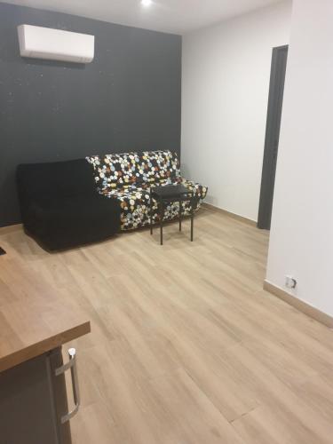 un salon avec un canapé et une chaise dans l'établissement Studio contemporain proche de toutes les plages, à Villeneuve-lès-Maguelone