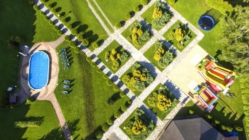 einen Blick über einen Park mit Pool in der Unterkunft Hotel Stok in Wisła