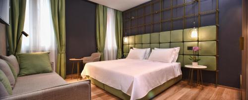 una camera d'albergo con letto e divano di Hotel Maison Ducal a Venezia