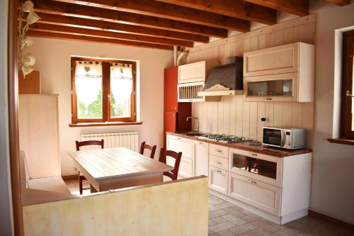 Kuchyň nebo kuchyňský kout v ubytování Residence La Pineta