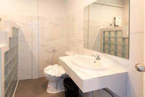 een witte badkamer met een wastafel en een toilet bij Seattle Samaesarn Resort in Ban Samae San