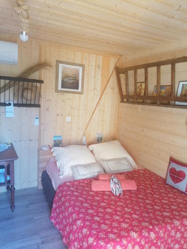 - une chambre avec un grand lit dans une cabine dans l'établissement la fée viviane et michel l'enchanteur, à Robion