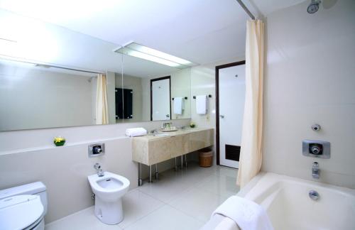 Ένα μπάνιο στο The Sultan Hotel & Residence Jakarta