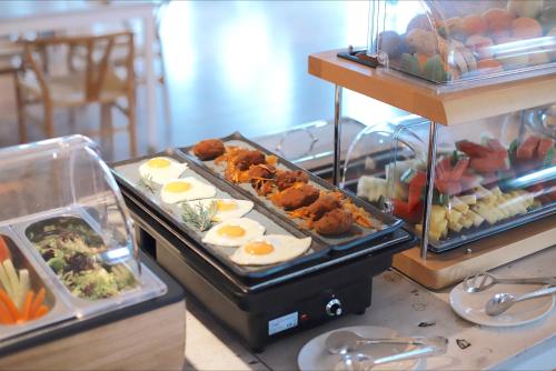 a buffet with eggs and other food on a table at Hotel Noguera Mar in Denia