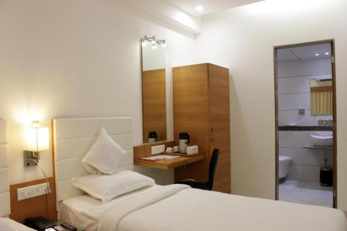 Säng eller sängar i ett rum på Hotel Ashray Inn