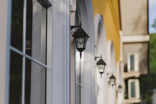 a row of street lights on the side of a building at Seattle Samaesarn Resort in Ban Samae San
