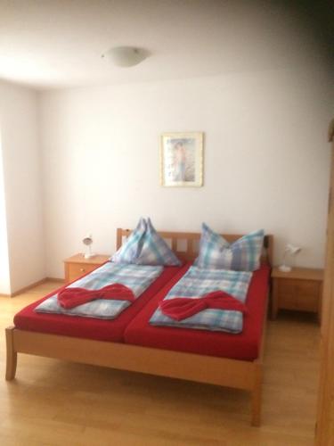 um quarto com uma cama com duas almofadas em Haus zum Nibelungenlied em Melk