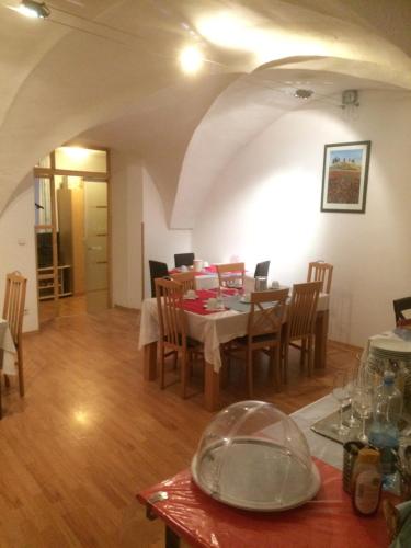 a dining room with a table and some chairs at Haus zum Nibelungenlied in Melk