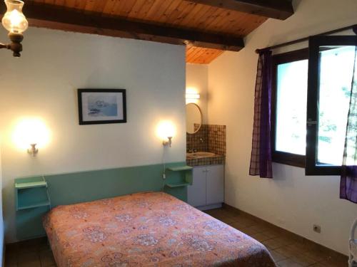 une chambre avec un lit et une fenêtre dans l'établissement Maison typique avec grand jardin, proche plage, 3 chambres à St-Hilaire-de-Riez - FR-1-426-279, à Saint-Hilaire-de-Riez