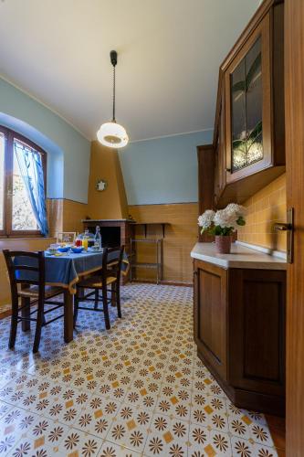 a kitchen and dining room with a table and chairs at Casa Clara in Montecchio