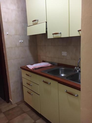 una cucina con lavandino e piano di lavoro di Appartamento di Lampedusa a Lampedusa
