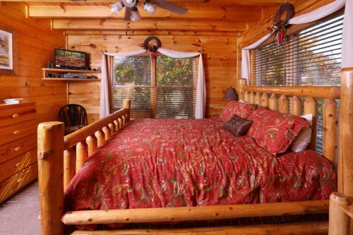 a bedroom with a bed in a log cabin at His Amazing Grace in Sevierville