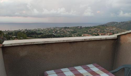 balcón con mesa y vistas al océano en Casa vacanze BY THE SEA, en Trabia