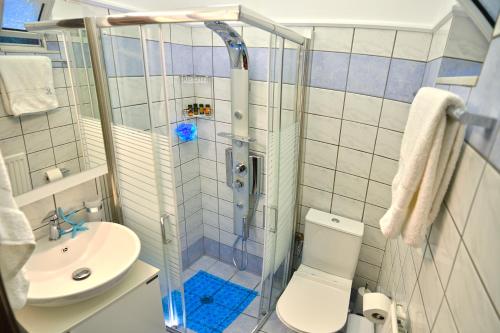 Bathroom sa *Haritos traditional Apt-5min from Falassarna Bch*