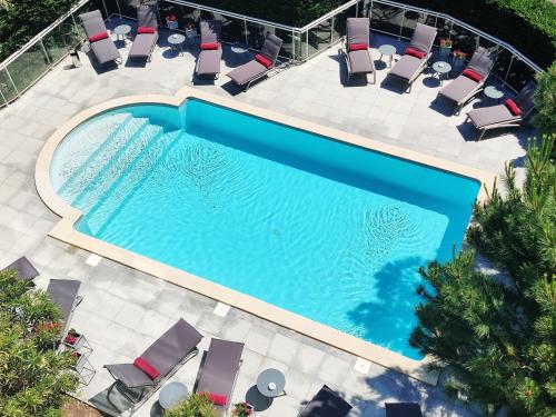 Uma vista da piscina em Le M & Spa by Hôtels & Préférence ou nos arredores