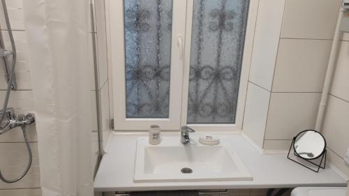 a bathroom with a sink and a window at Квартира на Дерибасовcкой in Odesa