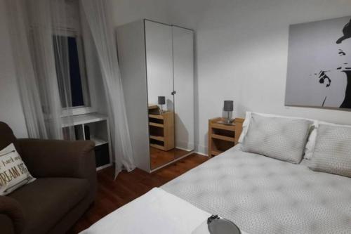 - un salon avec un canapé et un miroir dans l'établissement Charming Sunny Terrace / One bedroom Apartment, à Lisbonne