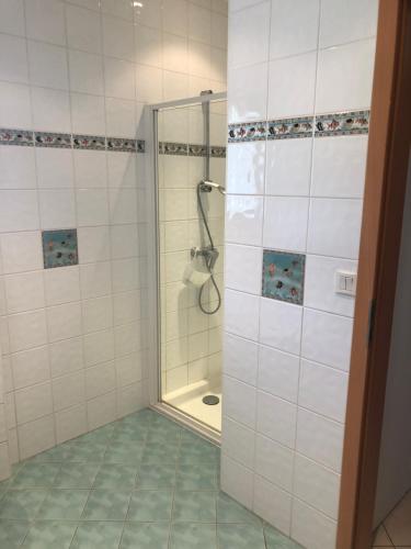 une douche avec une porte vitrée dans une salle de bain dans l'établissement Maison entière au pied du plateau du retord 2 chambres SDB - Vouvray, à Ochiaz
