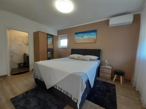 Ένα ή περισσότερα κρεβάτια σε δωμάτιο στο Apartment Hana with a private Pool