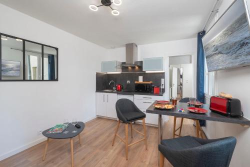 uma cozinha com mesa e cadeiras num quarto em Hyper Centre 14 rue Valdemaine em Angers