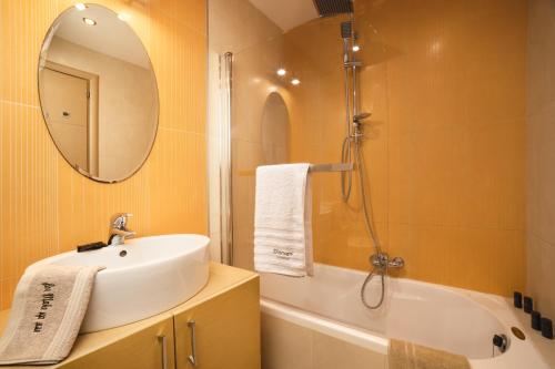 Ένα μπάνιο στο Diomani Maison - Private Pool & Sea View, by ZanteWize