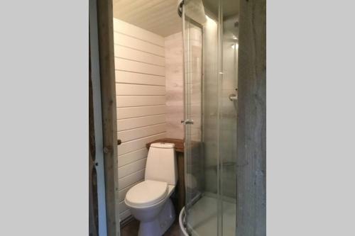 Koupelna v ubytování Cozy Lodge in Värmland Sweden