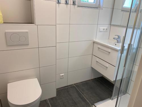 ヘルマゴルにあるHaus Göhringer / Ferienwohnungenのバスルーム(トイレ、洗面台付)