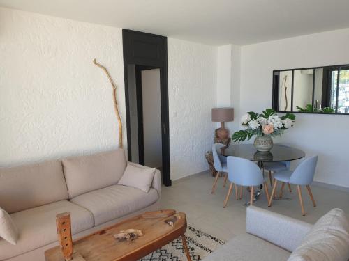 un salon avec un canapé et une table dans l'établissement Brigantine Marines de Cogolin, à Cogolin