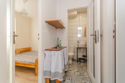 een badkamer met een wastafel en een toilet bij WILLA MORSKA Beach Apartment in Sztutowo