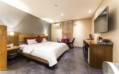 Postel nebo postele na pokoji v ubytování Incheon Soma Hotel