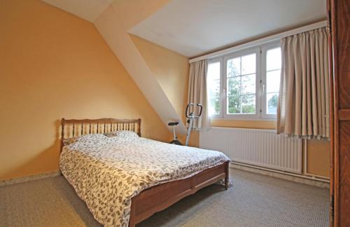 1 dormitorio con cama y ventana grande en - Charmante & chaleureuse maison -, en Waterloo