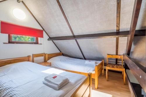 Tempat tidur dalam kamar di Cottage 213 in Sunparks Oostduinkerke with free parking and garden