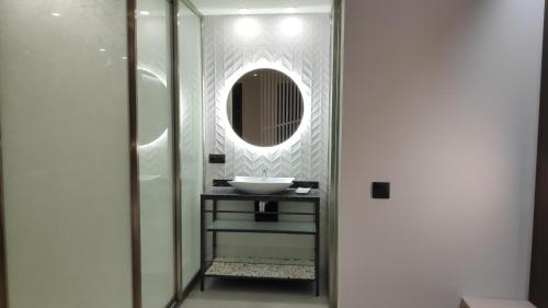 a bathroom with a sink and a mirror at Apartamentos Turísticos y Habitaciones Cidade Vella in Ourense