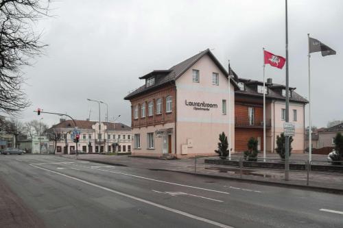 a building on the corner of a street at Laurentroom Oldtown in Ukmergė