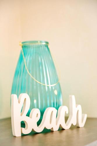a blue glass vase with the word jar next to it at Hotel Schiffer in Bensersiel
