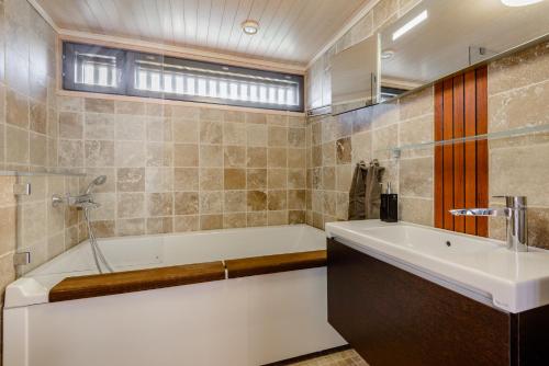 Kylpyhuone majoituspaikassa Reelinki Seafront Villa Amando