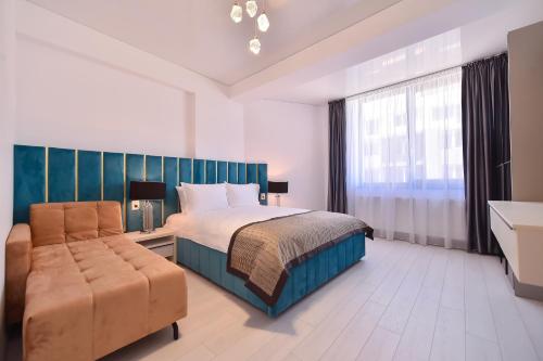 um quarto com uma cama e uma grande janela em Hotel Building Stefan Resort I em Mamaia Nord – Năvodari