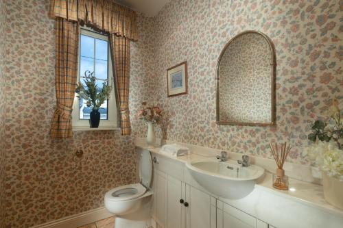 Ett badrum på Killarney Lodge