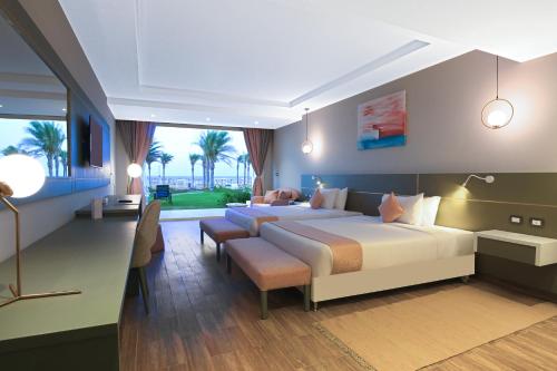マルサー・アラムにあるSataya Resort Marsa Alamのベッドルーム1室(ベッド2台付)、リビングルームが備わります。