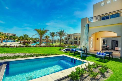 una imagen de una villa con piscina en Sataya Resort Marsa Alam en Marsa Alam