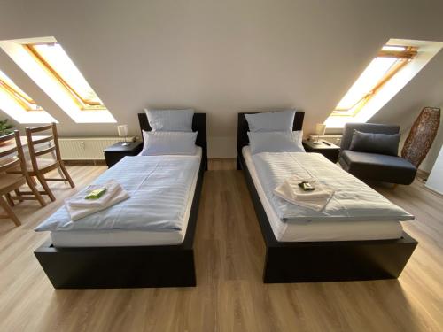 two beds in a room with skylights at Ferienwohnung Am Jacobsweg in Wurzen