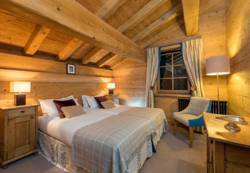 sypialnia z łóżkiem w chacie z bali w obiekcie Madame Vacances Chalet Davos w mieście Val dʼIsère