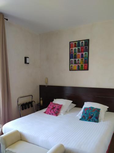 Una cama o camas en una habitación de hôtel Le Synaya