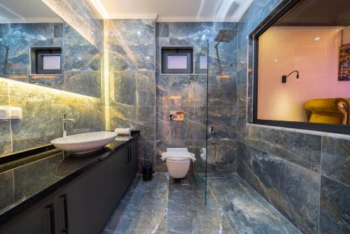 ein Badezimmer mit Waschbecken und Toilette in der Unterkunft Çınar 1-2 - 2 Bedroom with jacuzzi in Kalkan in Kaş