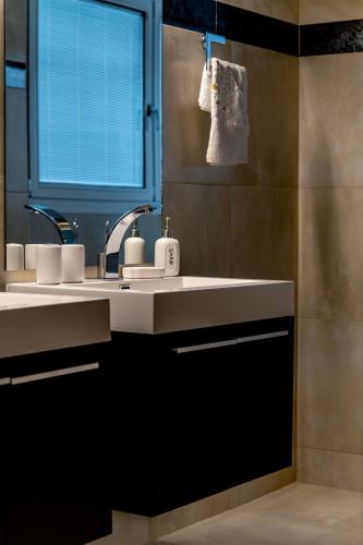 a bathroom with a sink and a mirror at Villa Miniera in Linopótis