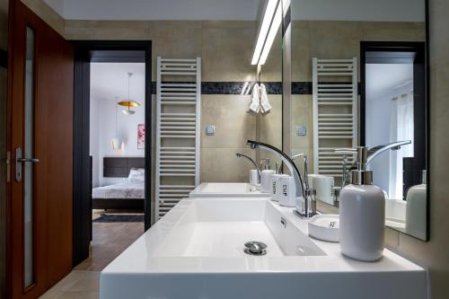 a bathroom with two sinks and a large mirror at Villa Miniera in Linopótis