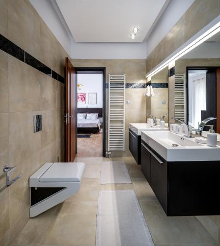 a bathroom with two sinks and a toilet at Villa Miniera in Linopótis