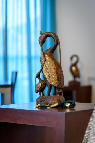 a statue of two birds on top of a table at Villa Miniera in Linopótis